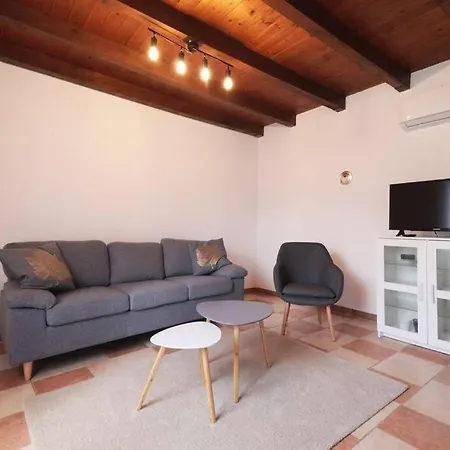 Apartment Small Patio House Pula